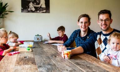 Boer Bert met gezin aan tafel