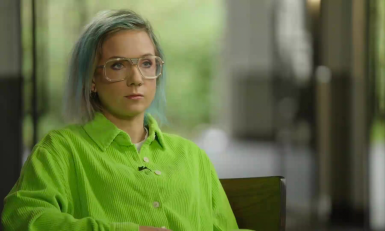 een vrouw met een groene blouse aan