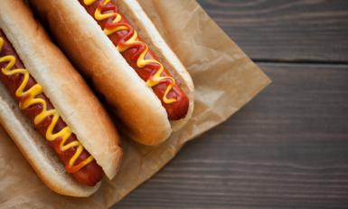 Twee broodjes hotdog