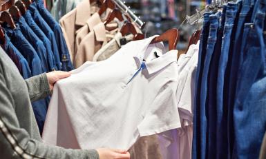 Keuringsdienst van waarde - Witte polo in winkel