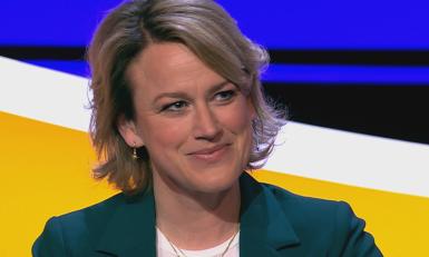 Een vrouw in een stoel