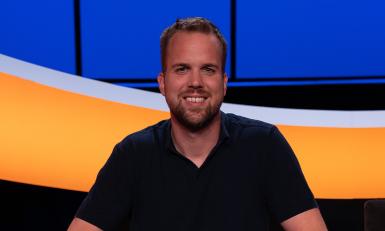 Man voor blauw-gele achtergrond