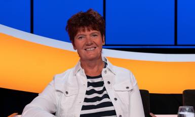 Vrouw op stoel in studio