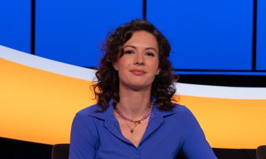 Vrouw in blauwe jurk