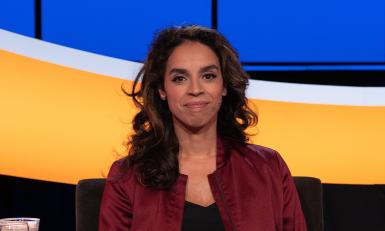 een vrouw in een stoel in een studio