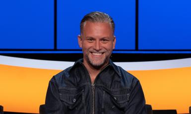 Man voor blauwe achtergrond