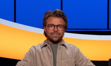 Man voor blauwe achtergrond