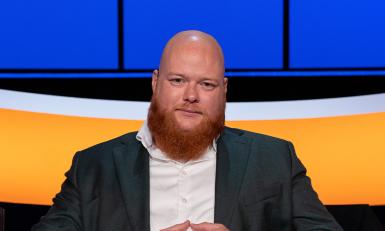 Man met baard in studiostoel