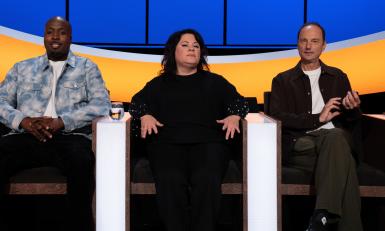 Twee mannen en een vrouw in een studio