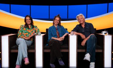 Twee vrouwen en een man in een studio