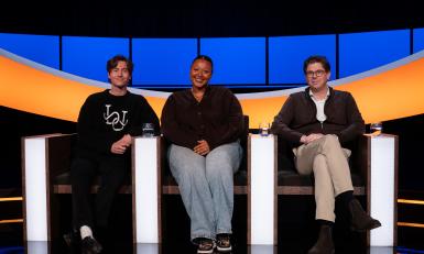 Groepfoto van twee mannen en een vrouw in een studio