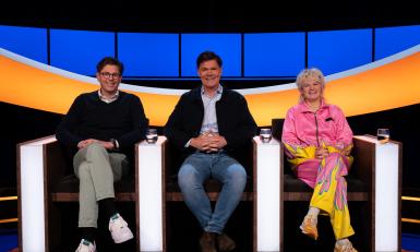 Drie mensen in een stoel in een studio