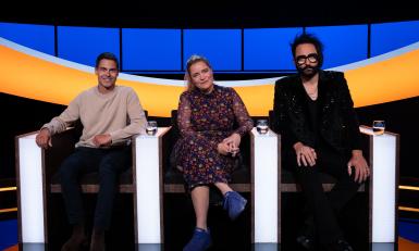 Twee mannen en een vrouw in een studio