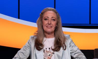 Lachende vrouw in studiostoel