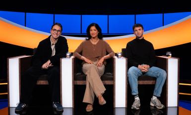 Twee mannen en een vrouw in een studio