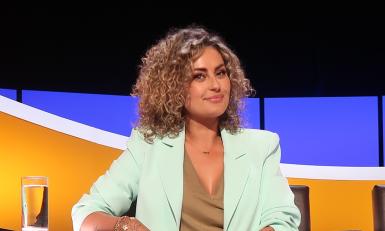 Iris Rulkens in de stoel bij De slimste mens