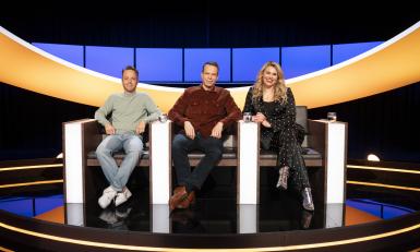 Twee mannen en een vrouw in een studio
