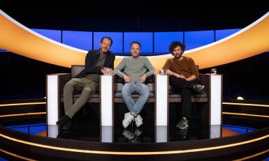 Drie mannen in een studio