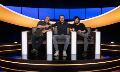 Drie mannen in een studio