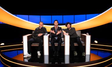 Drie mannen in een studio