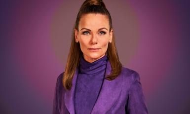 Angela Schijf voor een paarse achtergrond