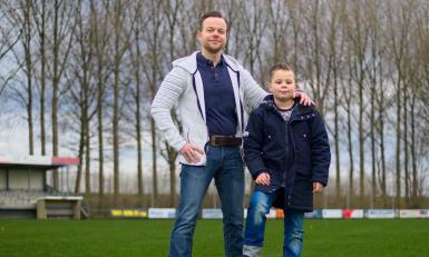 Angelo en Devano Boonman samen op het voetbalveld 
