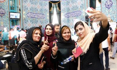 Iraanse vrouwen maken een selfie in het stemlokaal. Foto: ANP