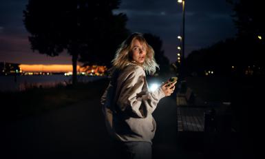 Vrouw in het donker kijkt om