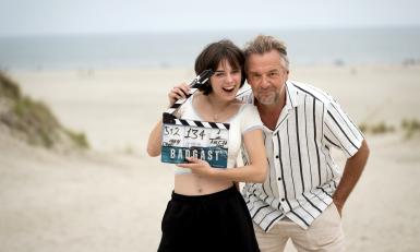 Freya van Campenhout en Tom Waes op Terschelling voor serie Badgast