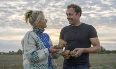twee mensen met aardappels in hun handen
