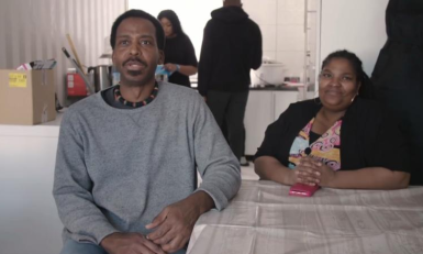 twee mensen kijken in de camera