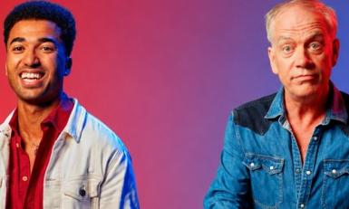 Twee mannen op de foto voor een roze achtergrond