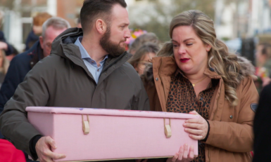 Jan-Willem en Ilse dragen de kist van hun stilgeboren docher