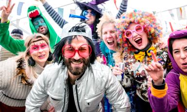 Mensen vieren carnaval 