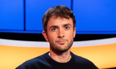 Man met bruin haar in de studio