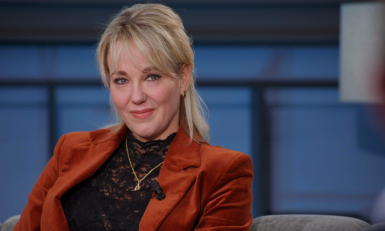 een vrouw met een rood jasje