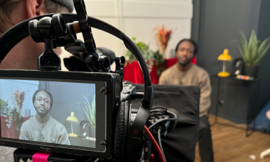 Akwasi voor de camera