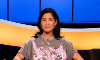 Mevrouw met zwart haar in de studio