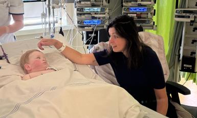 Frouke en haar zoon Dani in het ziekenhuis - Joris kerstboom 
