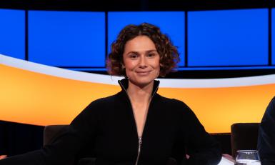 Mevrouw met bob en zwart shirt