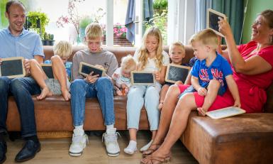 Familie Blom op de bank