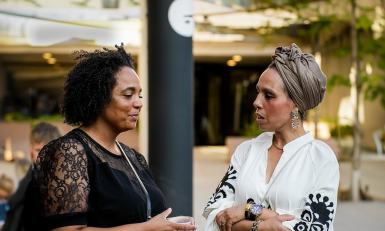 Twee vrouwen in gesprek