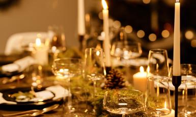 Gedekte kersttafel met kaarslicht
