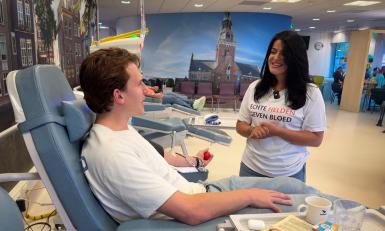 Man en vrouw in gesprek