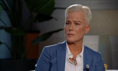 Blonde mevrouw met blauw pak