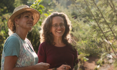 twee vrouwen in een tuin