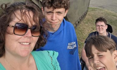 Esther met haar zoons Ruben, Leon en Seth