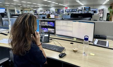 een vrouw belt in de meldkamer van de NS