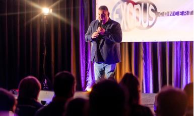 Django Wagner op het podium bij het Exodusconcert