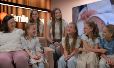 een vrouw met zes dochters